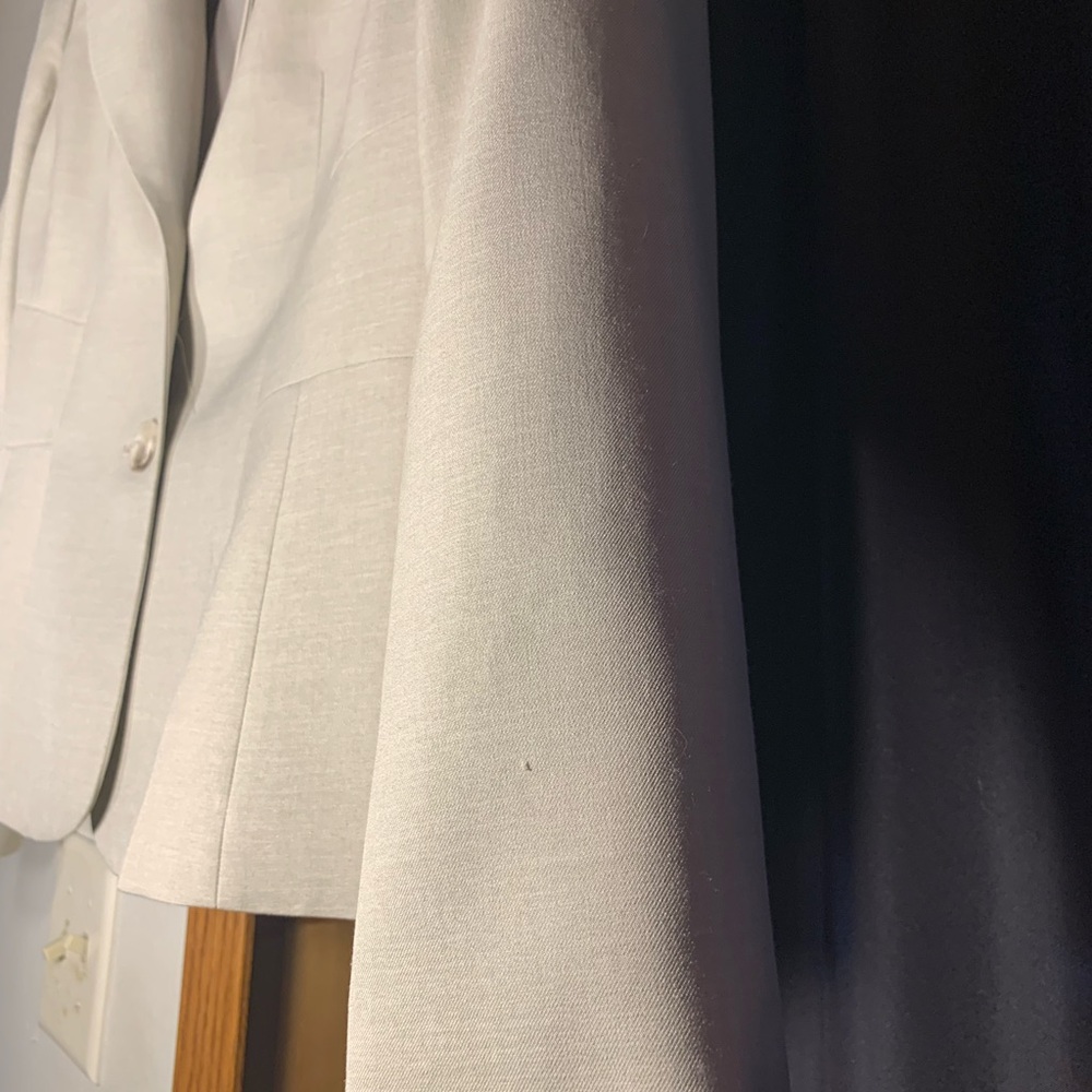 Elegant Women's beig Blazer - Picture 4 of 7